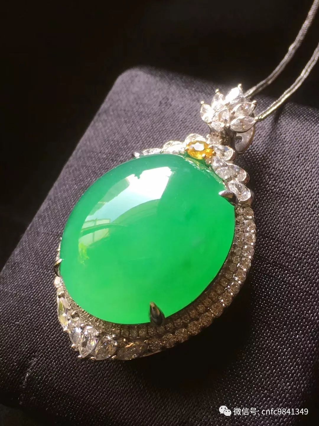 翡翠欣赏丨阳绿蛋面吊坠六位数