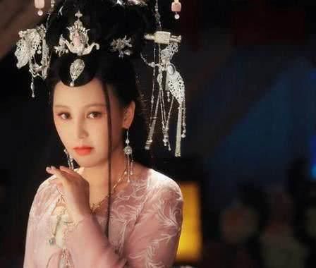 还有倪虹洁等人,都是电影《灵魂摆渡黄泉》中的,当时在电影中,岳丽娜