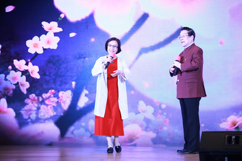 图为小神鹰和倪惠英(左)对唱粤曲《花好月圆》
