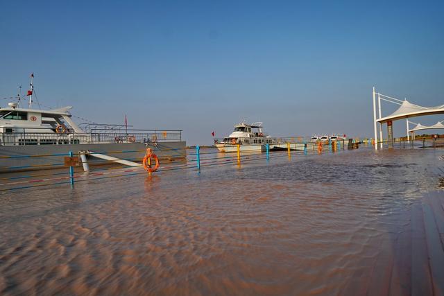 由于黄河水量不稳定,河床泥沙淤积严重,下游黄河也是无法通航,没有