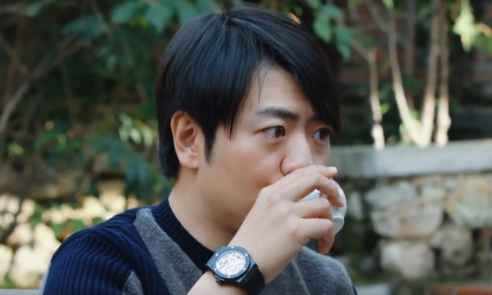 都说郎朗的手很好看,本来不太相信,镜头特写之后女生都羡慕