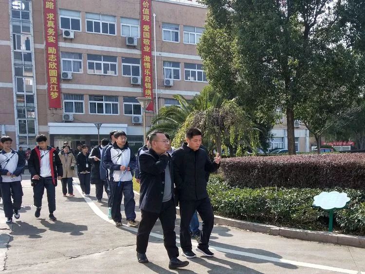 台州学院附中专家郭政来灵江中学指导体育工作