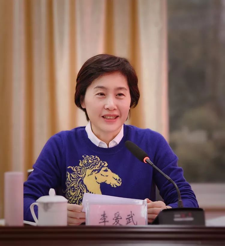 市长李爱武就《政府工作报告(征求意见稿)》向市级老同志征求意见和