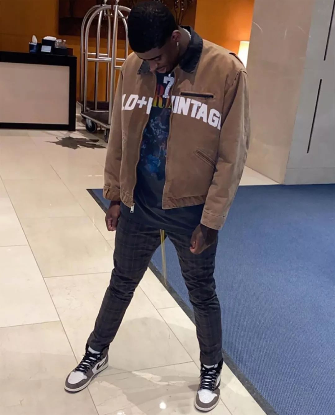 明星上脚丨travisscott到底有多爱穿板鞋牛仔裤