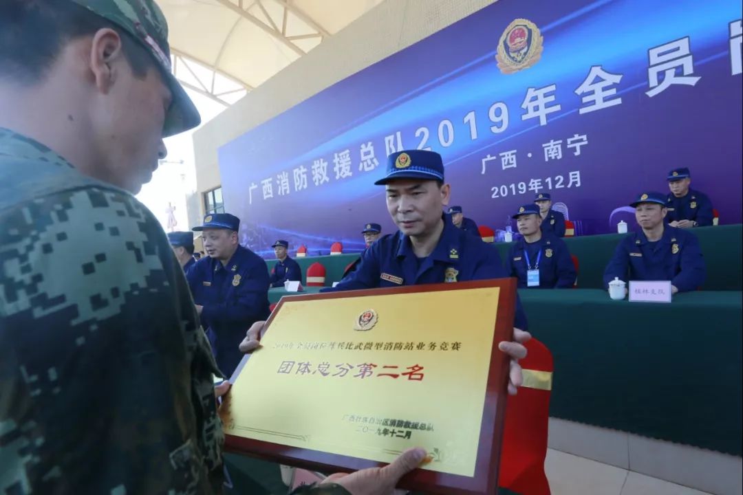 黄绍明政委为获奖队伍颁奖