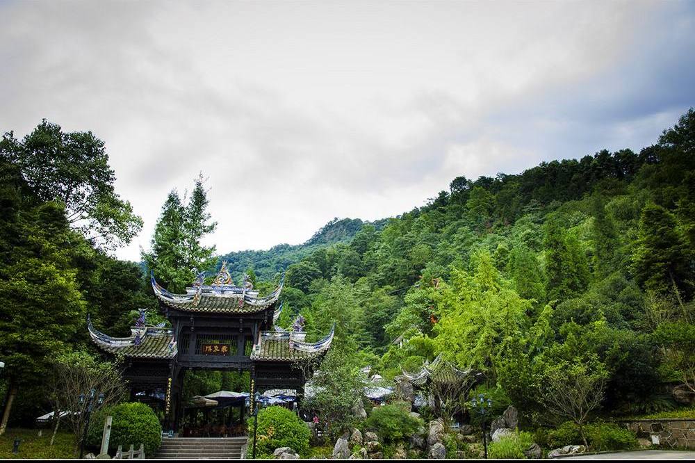 青城山顶的风光是这样的