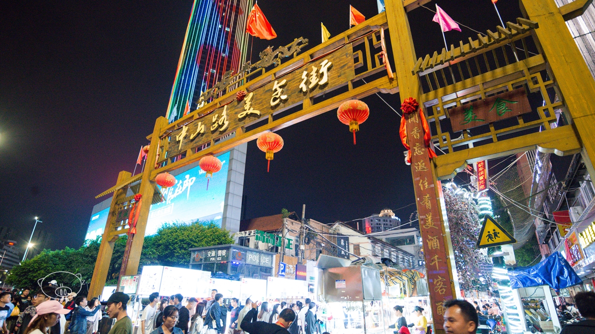 南寧|很多本地人還沒去過的邕江夜遊,順便去中山路美食街擼個串.