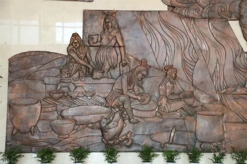 推门进入博物馆,迎面映入眼帘的是巨幅浮雕墙.