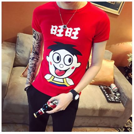 又返回了房间,脱下了紧身打底衫,换上了一身旺仔套装