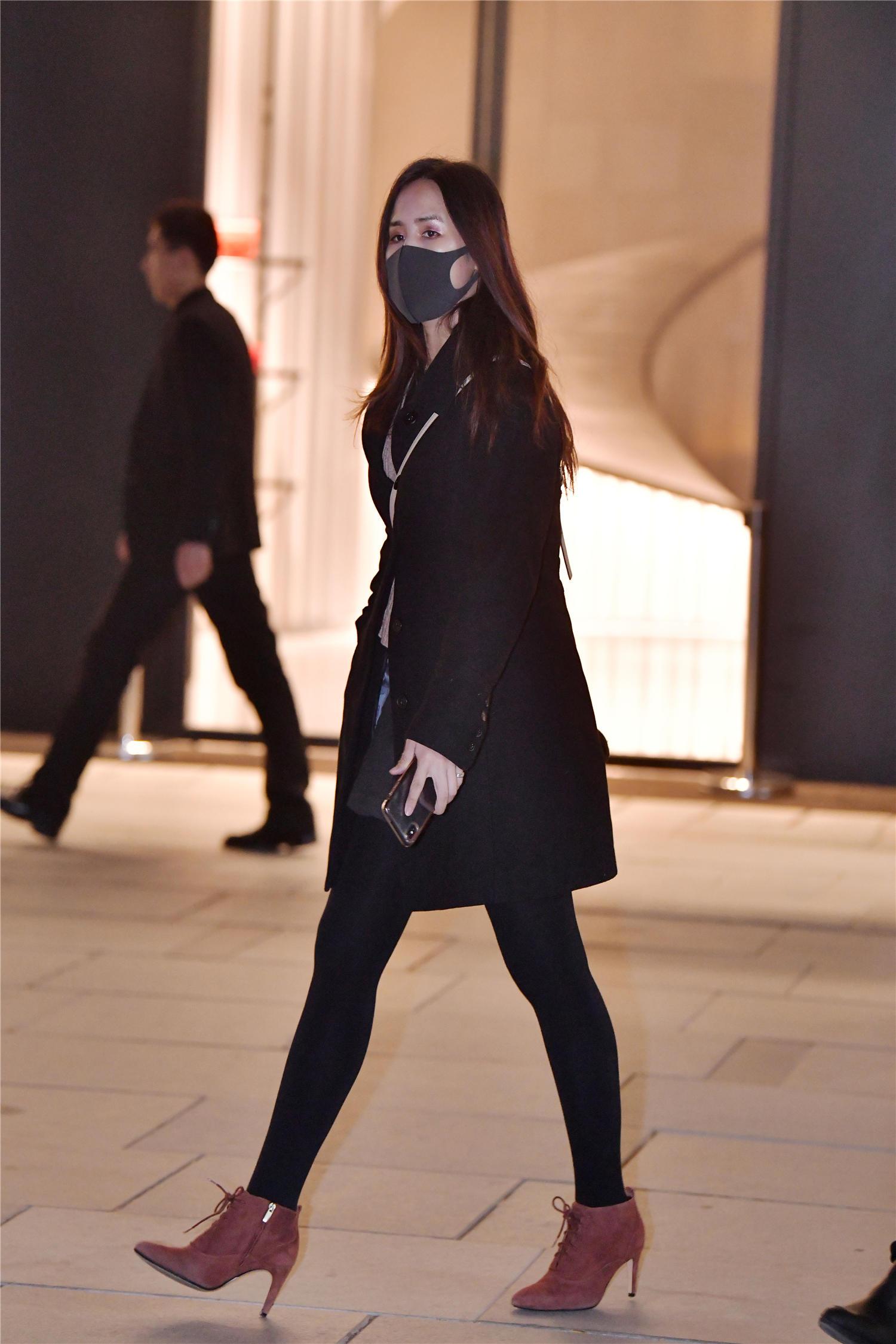 冬天的时尚姑娘选择短靴,穿着高跟的,会更注意自己的穿搭