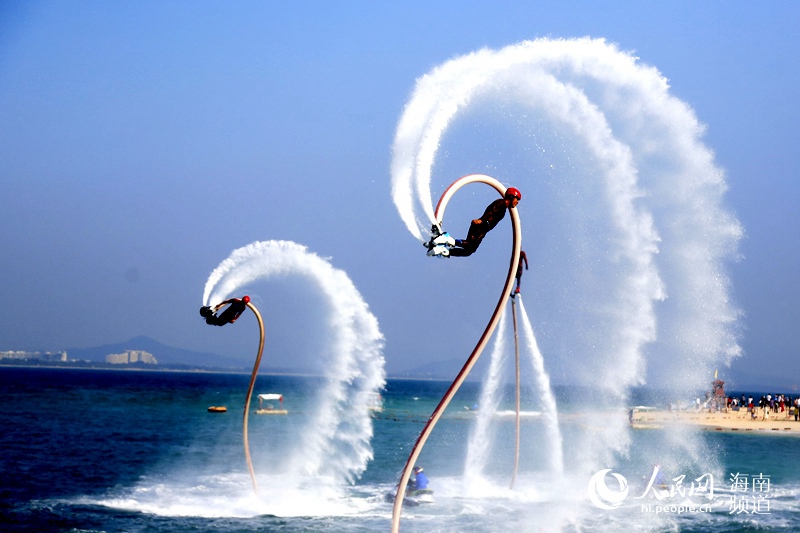 三亚蜈支洲岛的水上项目表演(人民网记者 毛雷 摄)