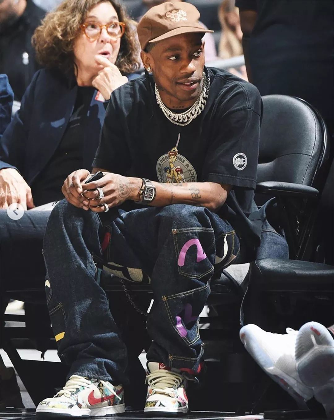 明星上脚丨travisscott到底有多爱穿板鞋牛仔裤