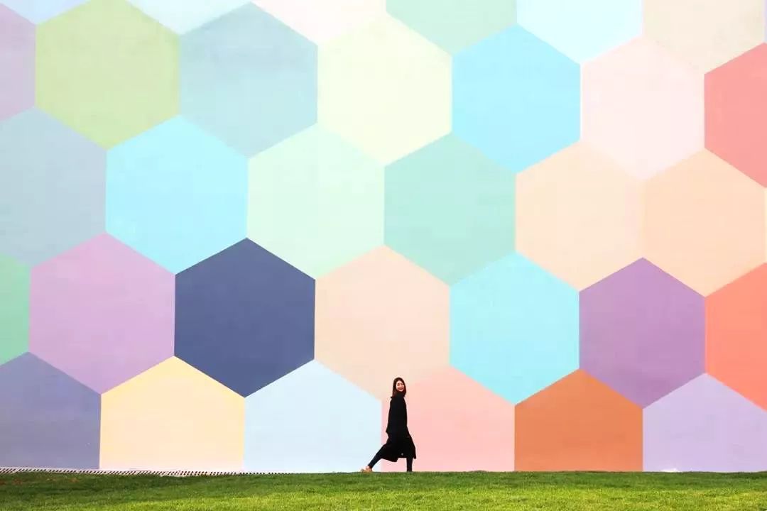 此外,还 邀请到英国潮人艺术家wencun chen 精心创作了网红墙,不少人