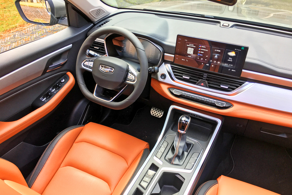 试驾吉利全新远景x6人生第一辆车该怎么选