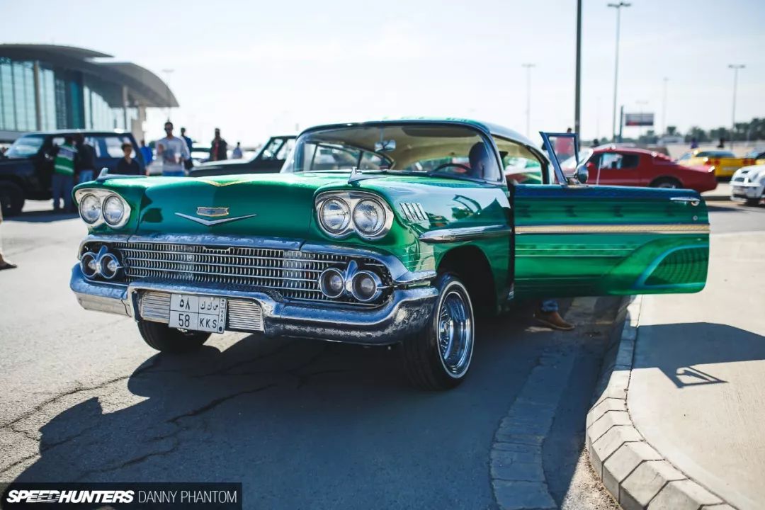 富是态度沙特阿拉伯风味的lowrider和改装车
