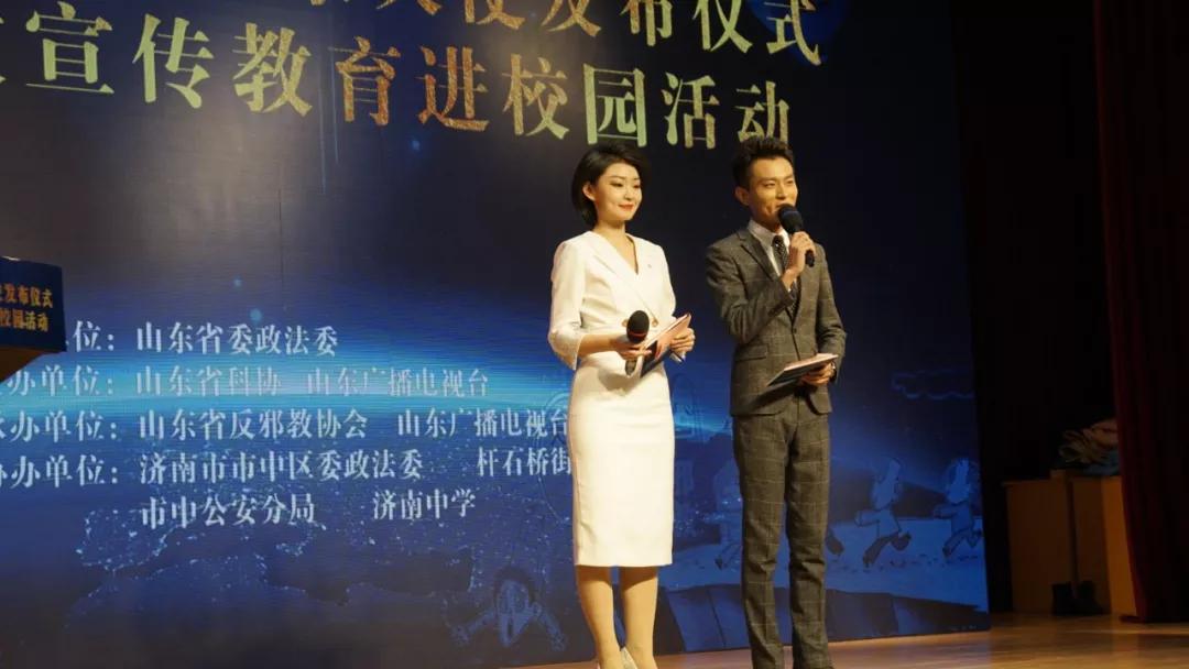 作为山东广播电视台农科频道的年轻主持人,崔瑛娇深受全省电视观众