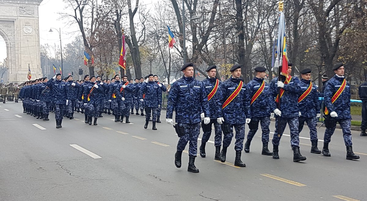 罗马尼亚举行年度阅兵受阅女兵亮眼