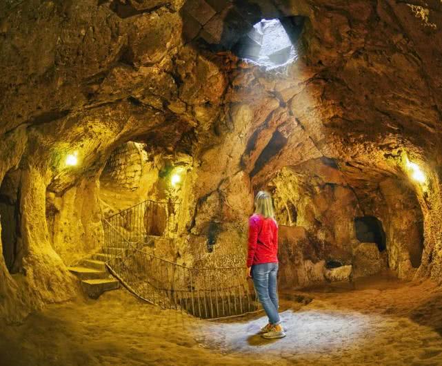 原创真实的活死人墓:他无意推倒一堵旧墙,惊奇发现了一个灭亡的民族