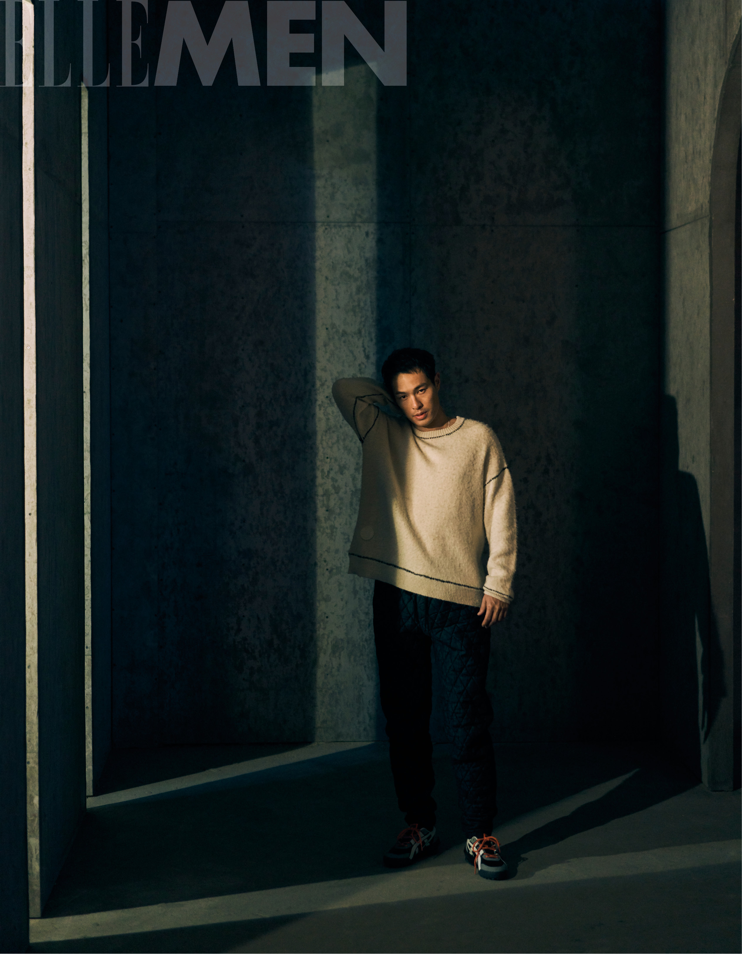 杨佑宁登重量级男刊闭年封面 调皮自黑"穿秋裤拍大片"