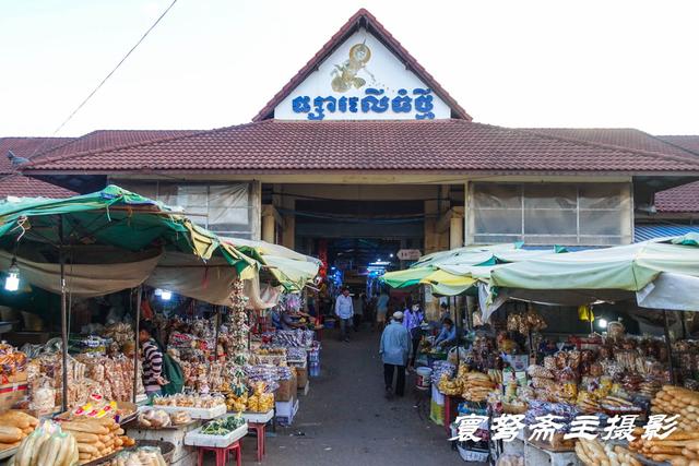 来到柬埔寨著名的吴哥窟观光旅行，欣赏名胜古迹之前先逛逛菜市场