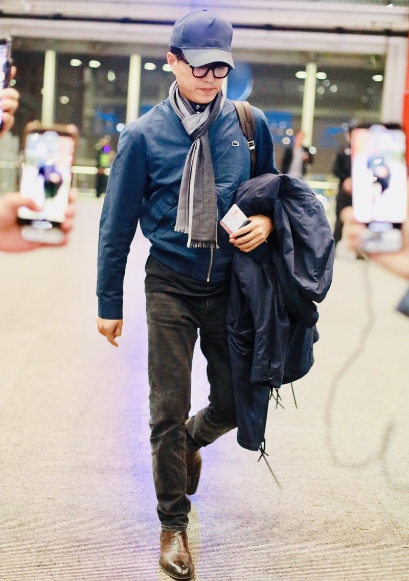 谢霆锋代言名牌条纹拼色围巾真时尚39岁头发乌黑脸上无皱纹