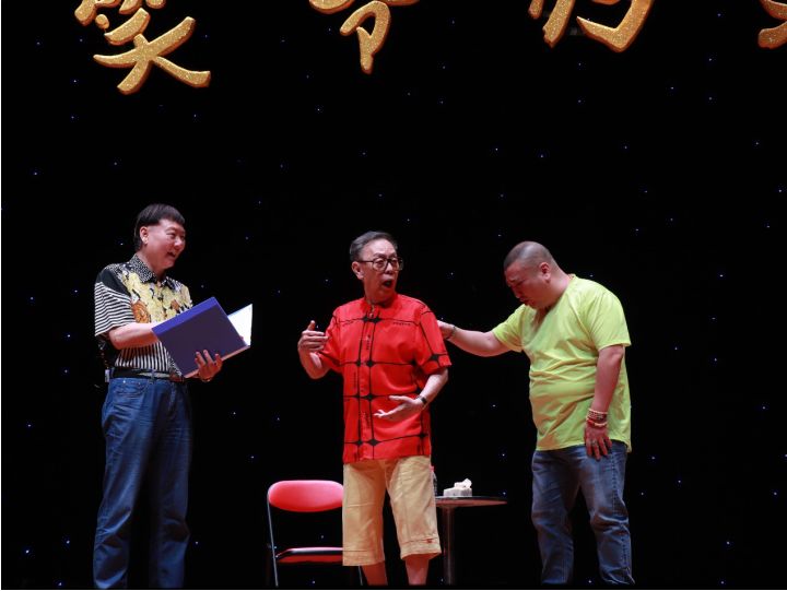 老广回忆杀84岁黄俊英老师来讲相声了长大的我们都欠他一张门票