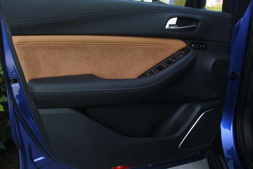 四门板处均采用nappa翻毛皮和大面积皮质包裹,触手可及的地方都是软性