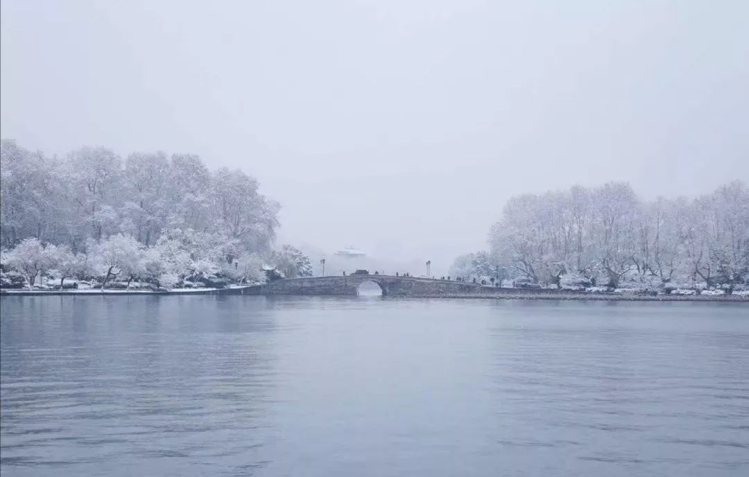 牵一缕冬日暖阳,烧一炉温暖,酿字为酒,饮雪成诗,时光清淡,笑容依旧.