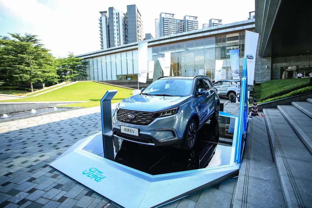 反光度,显示清晰度的综合平衡,搭配飞梭式中控旋钮使操作更加流畅