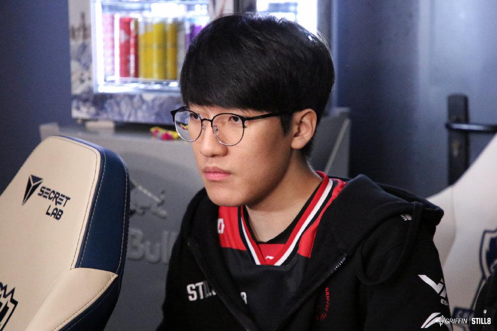 因为grf战队的chovy,doran两人全都跟随着前教练cvmax跑去了drx战队.