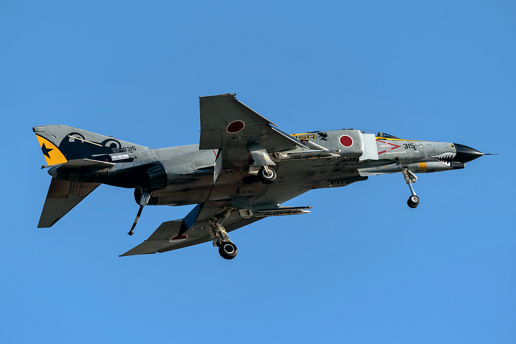 日本航空开放日:f-4鬼怪战斗机做表演_百里