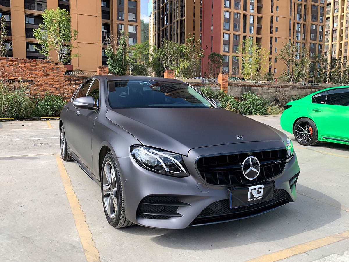 贴膜,小编今天给大家推出的是全网最新的奔驰e260车身改色膜钛金夜幕