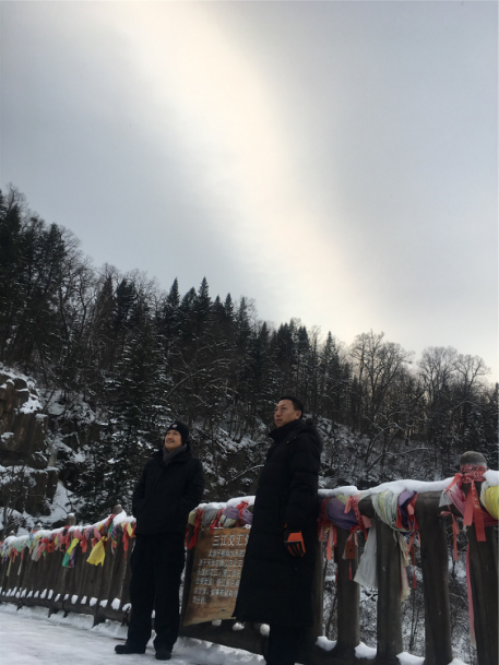 崔自默先生与池南区委书记曹树清在三江源大桥崔自默在讷殷博物馆讷殷