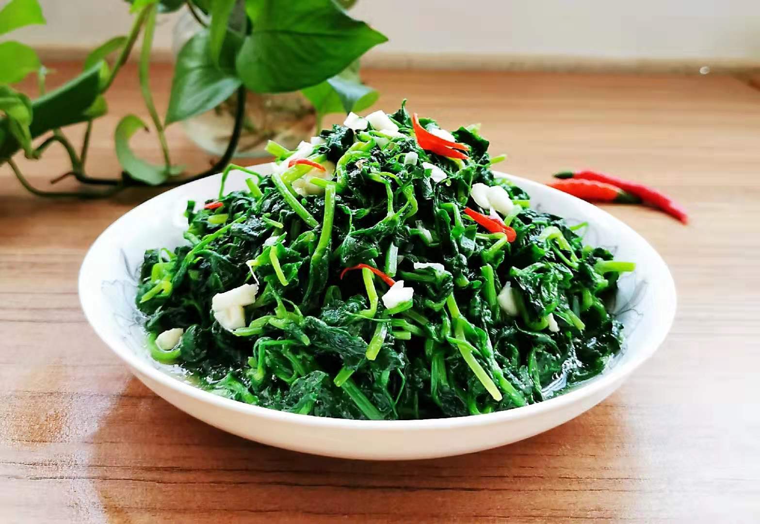 豌豆叶我们又经常把它叫成豌豆头,有的地方叫它豌豆苗,豌豆尖,可以