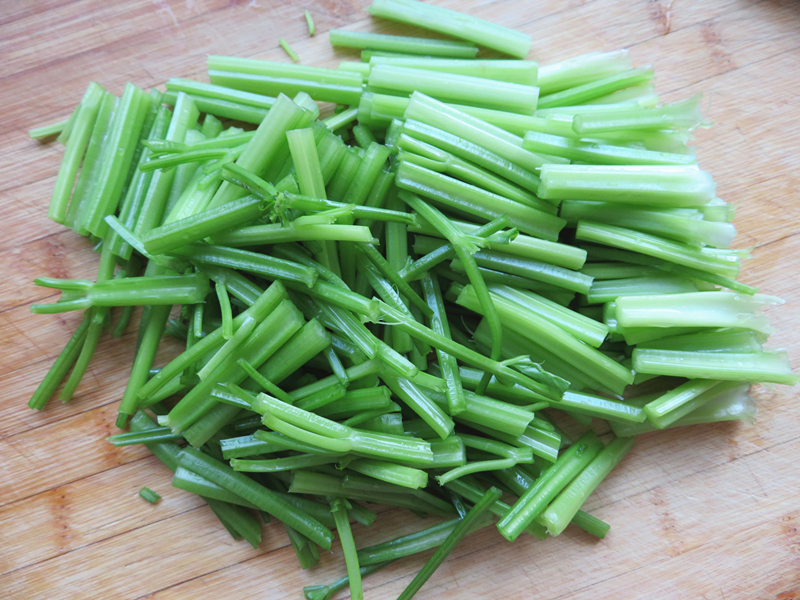 然后把芹菜段倒入汆烫1分钟;第三步,用漏勺捞出,放在大碗中晾凉;第四