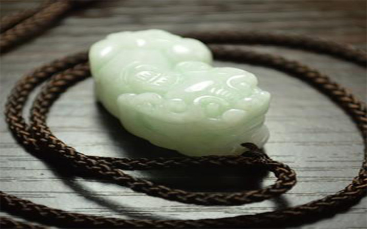 步骤如下:我们自己开光的话首先要找到无根水,这里所说的无根水就是