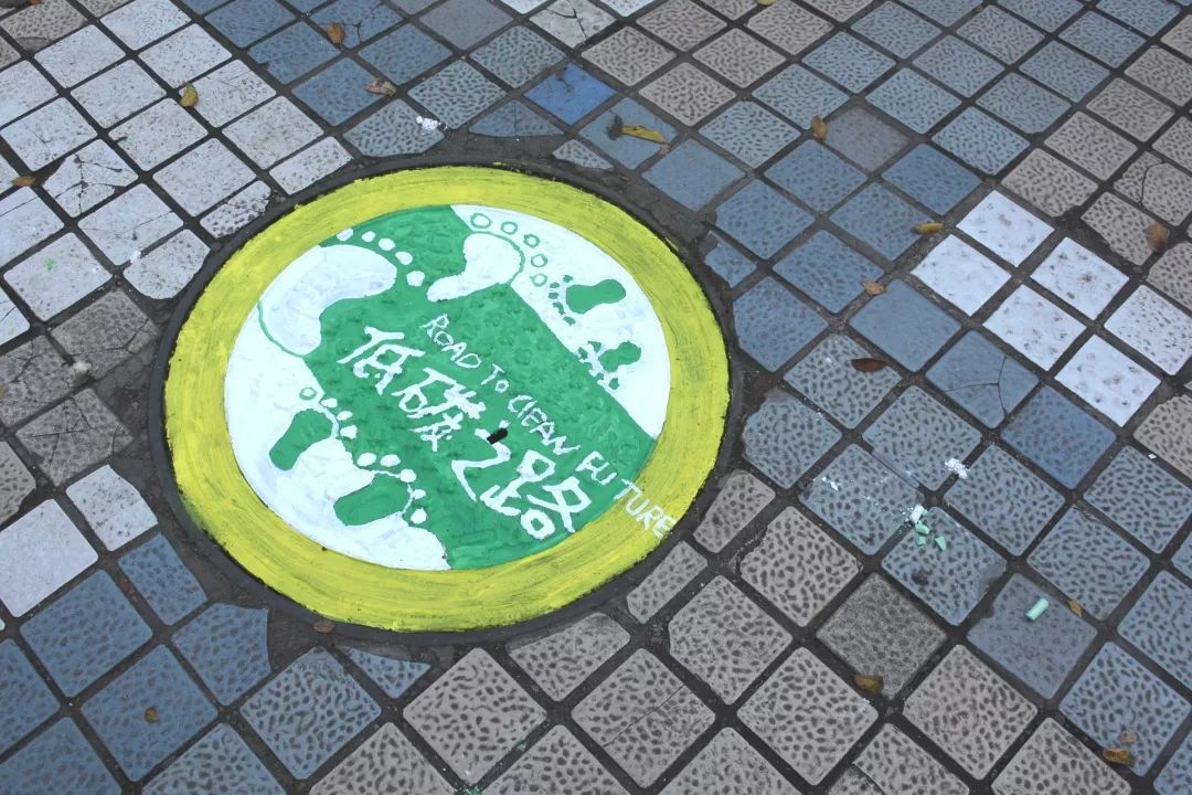 胡杨青年志愿者总队井盖涂鸦美化校园