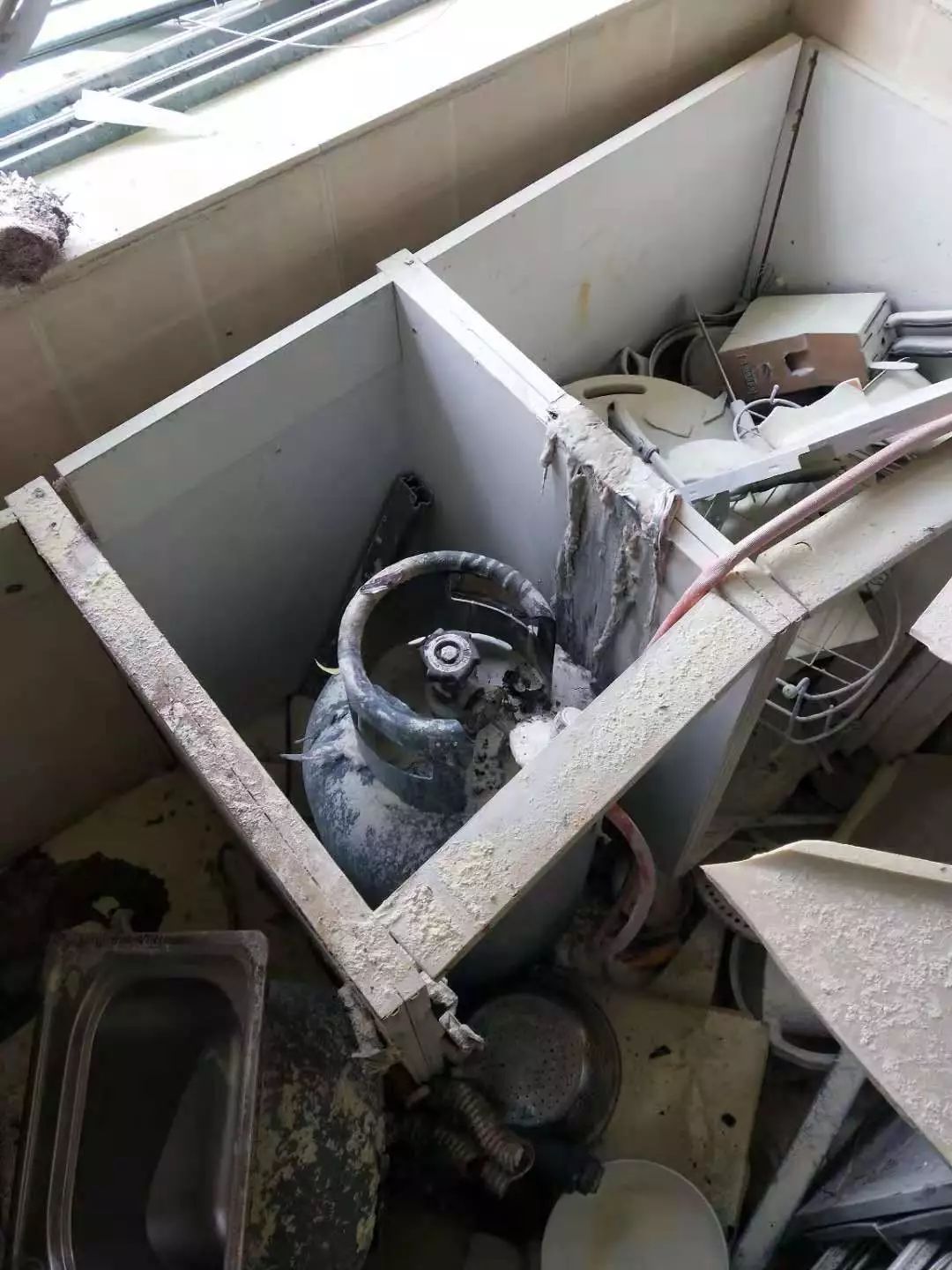 门窗掀飞,太可怕.百色一居民家煤气罐爆炸!一片狼藉