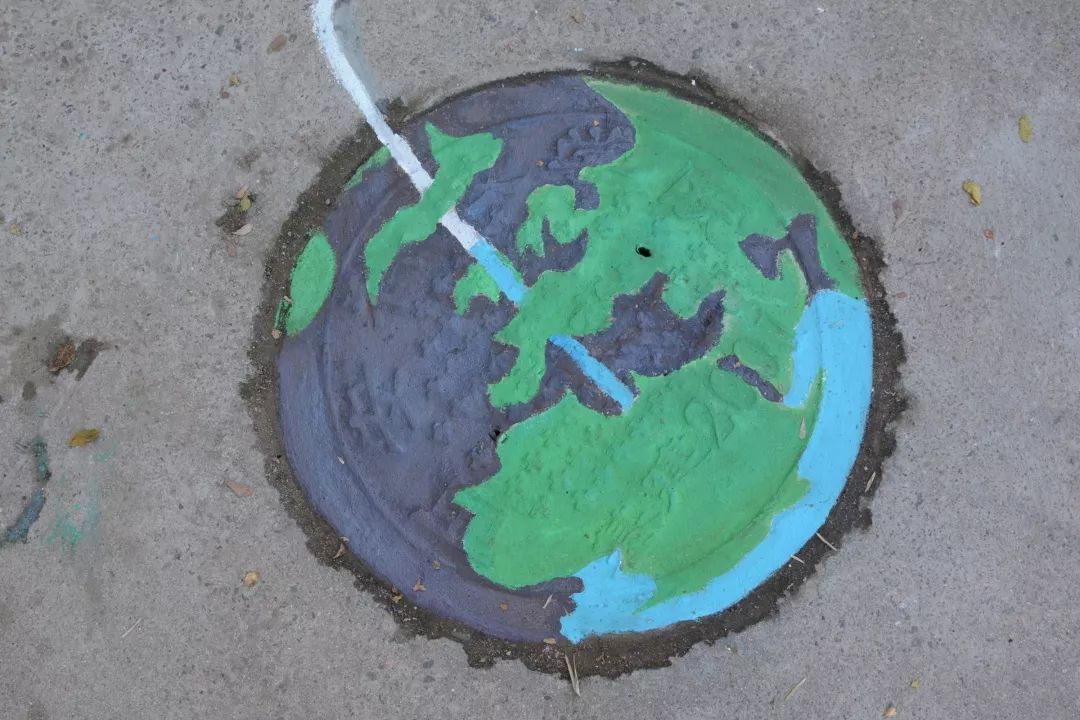 胡杨青年志愿者总队井盖涂鸦美化校园