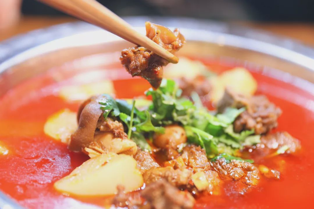 味香料红烧秘制的带皮羊肉,微微辣,口感很糯,足见火候把握得相当好.