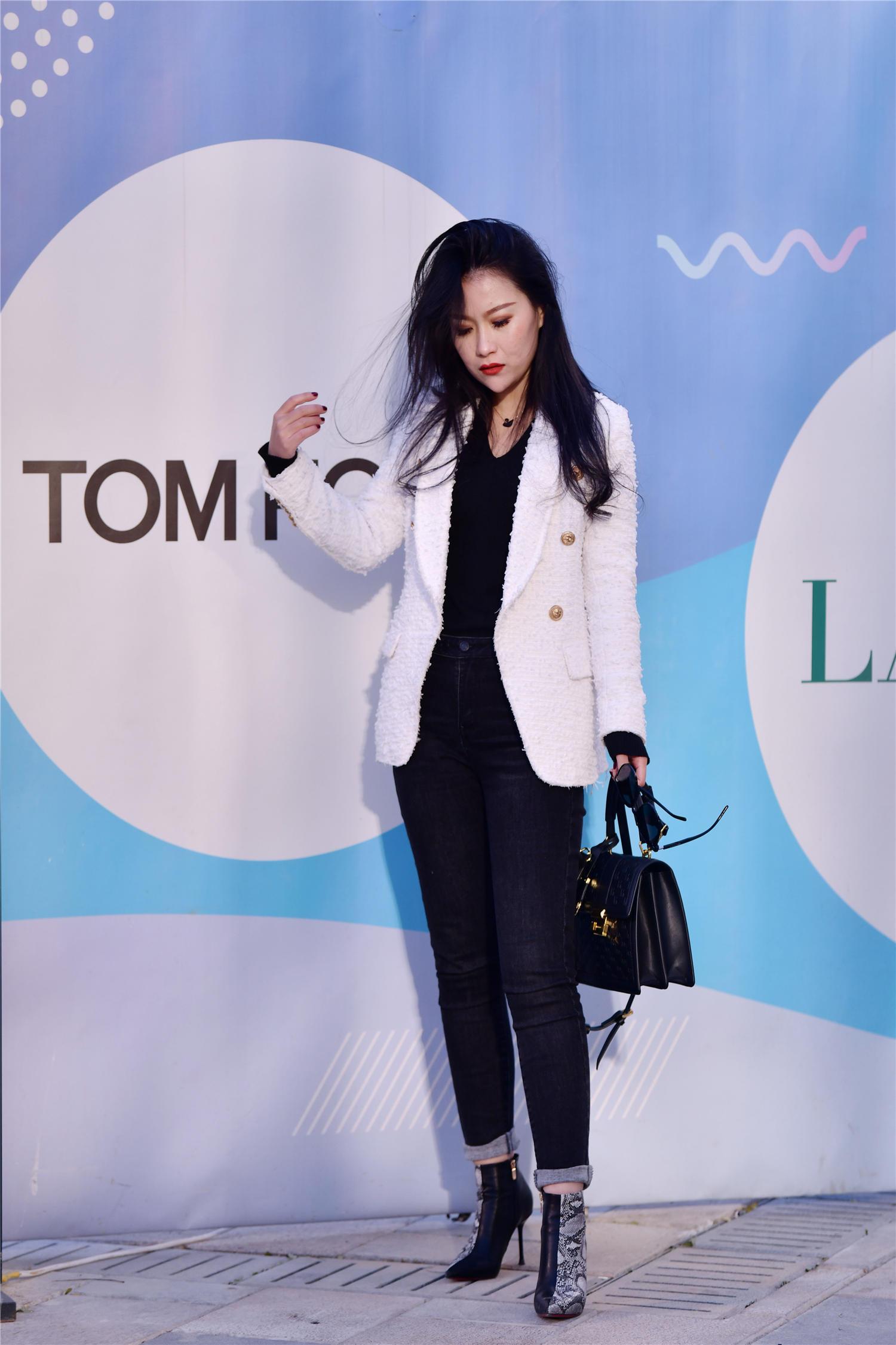 冬天的时尚姑娘选择短靴,穿着高跟的,会更注意自己的穿搭