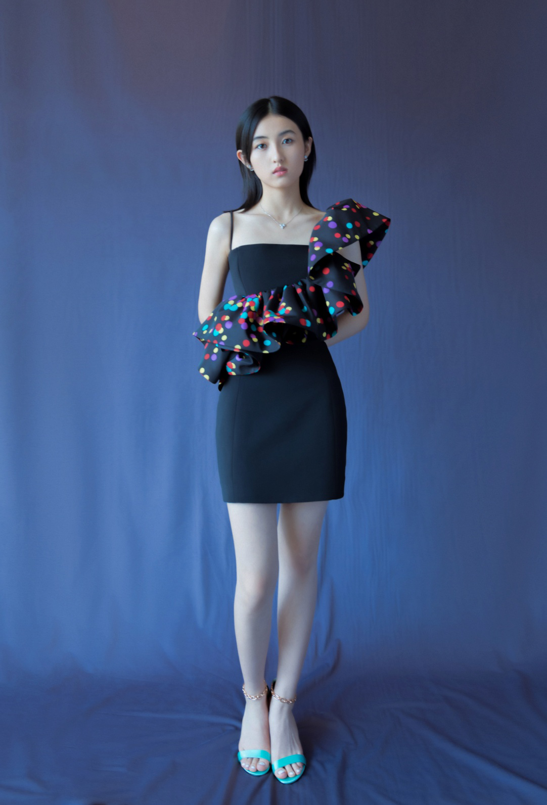 张子枫穿着stella luna高跟鞋出席第32届金鸡奖电影《宠爱》发布会