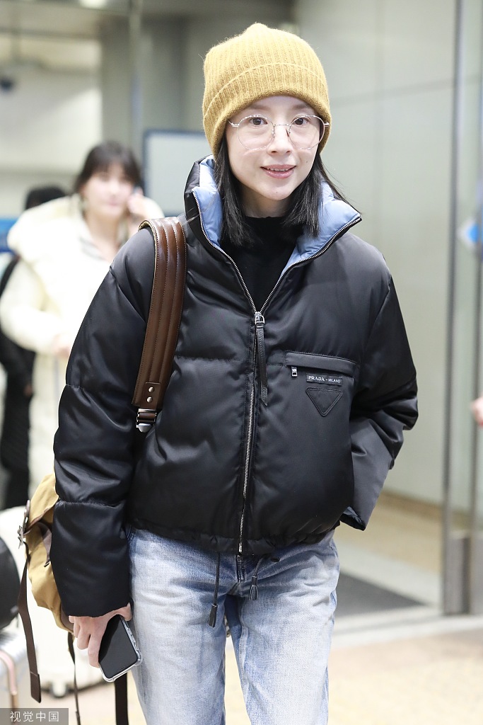 董洁素颜戴针织帽无惧镜头甜笑挥手气质清新