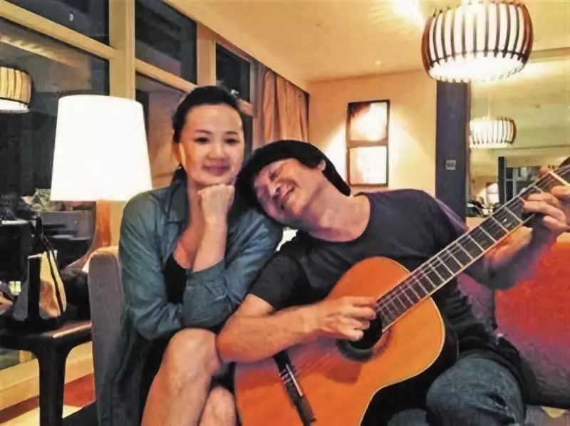 嫁给王菲初恋,演了20多年配角,49岁摘金鸡影后:她不动声色,又美又酷