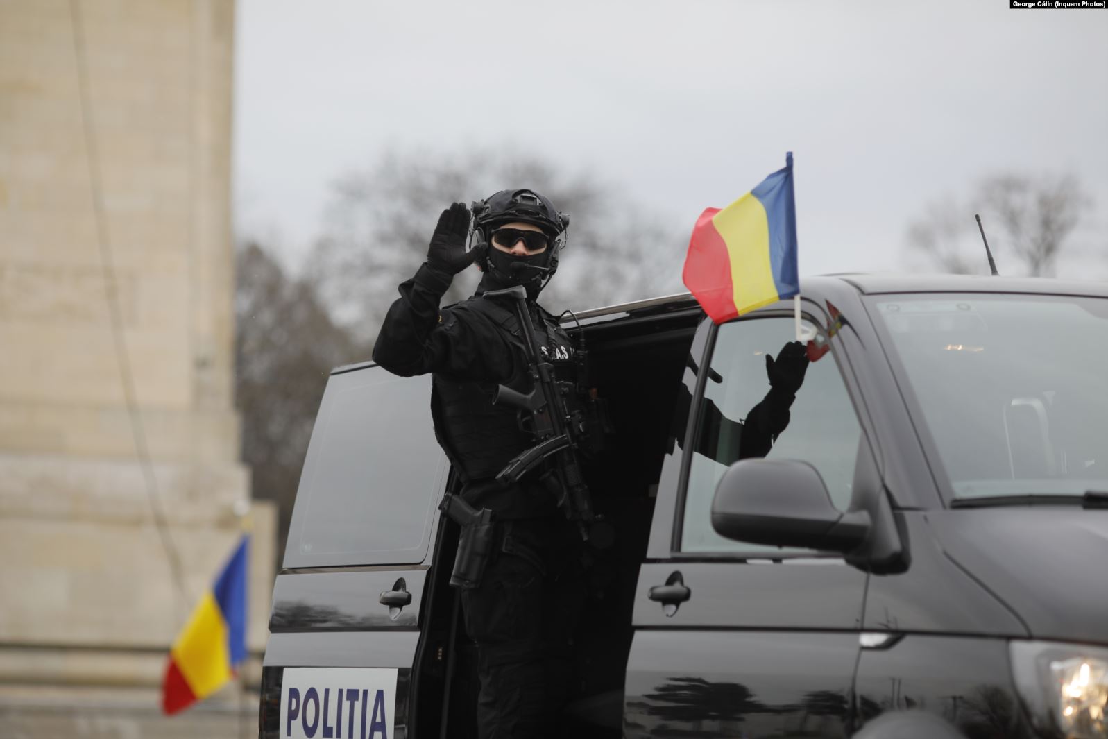 罗马尼亚举行年度阅兵受阅女兵亮眼