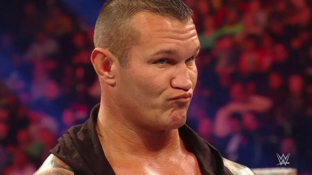 赢得比赛的麦金泰尔 并没有着急离开 而是叫阵 兰迪-奥顿(randy orton