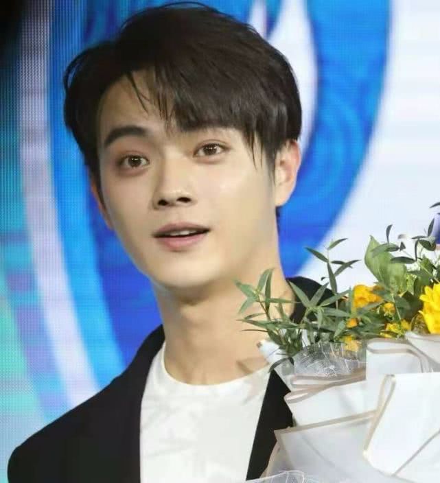 原创男粉丝硬核追星穿王陆同款女装拥抱许凯没画粉色眼影给差评