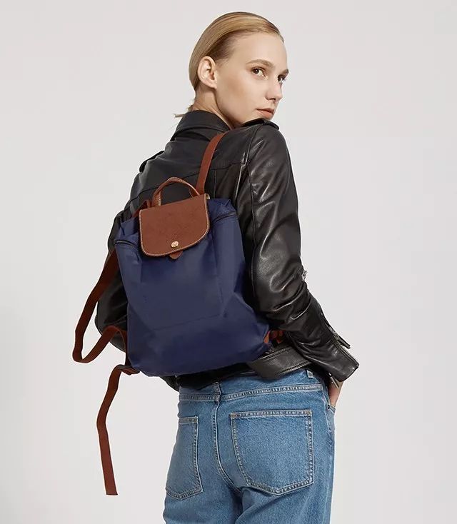 拉链的金属坠子是珑骧longchamp的标志性logo.