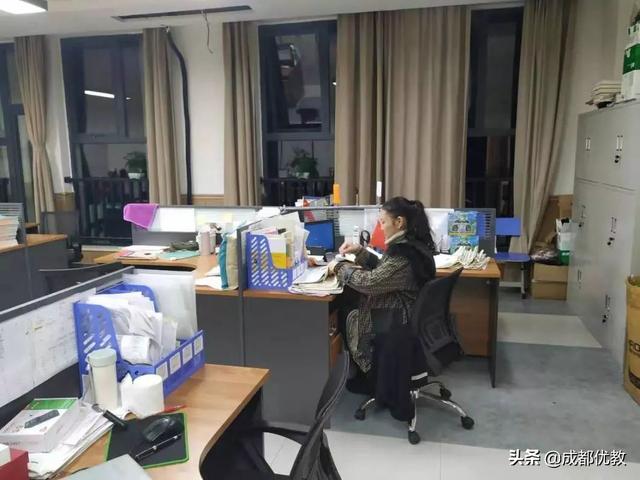 这就是老师两盏微光深夜打着手机电筒批改作业