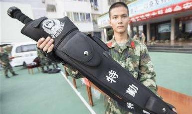 细数我国警察的配枪网友还是辅警的大宝剑最霸气